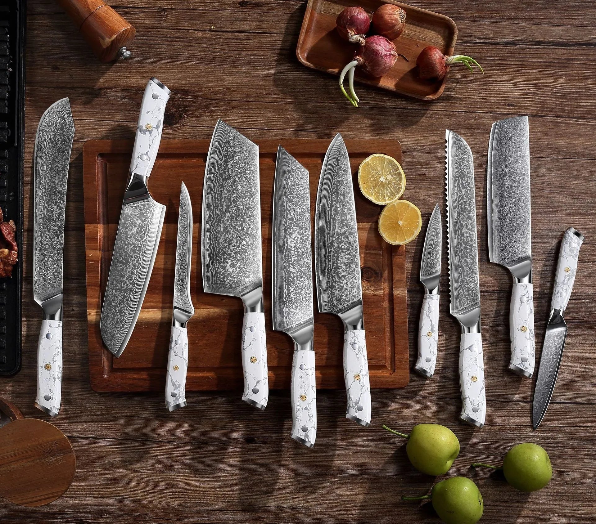 Damascus pattern VG10 steel chef knife with 21cm blade and 11cm wooden handle