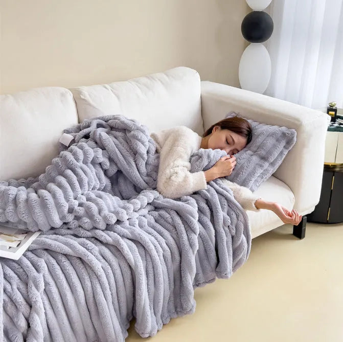 Soft Wind double-sided thickening faux rabbit fur blanket in a solid colour, shown in one of ten available shades.