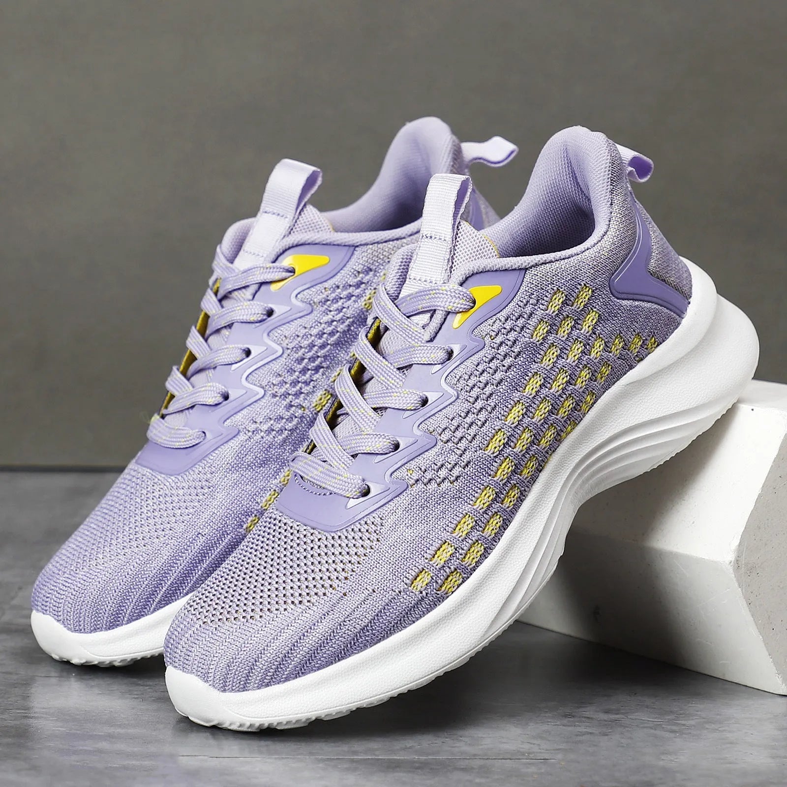 Women's lavender purple Flyknit running shoes with striped pattern and mesh lining