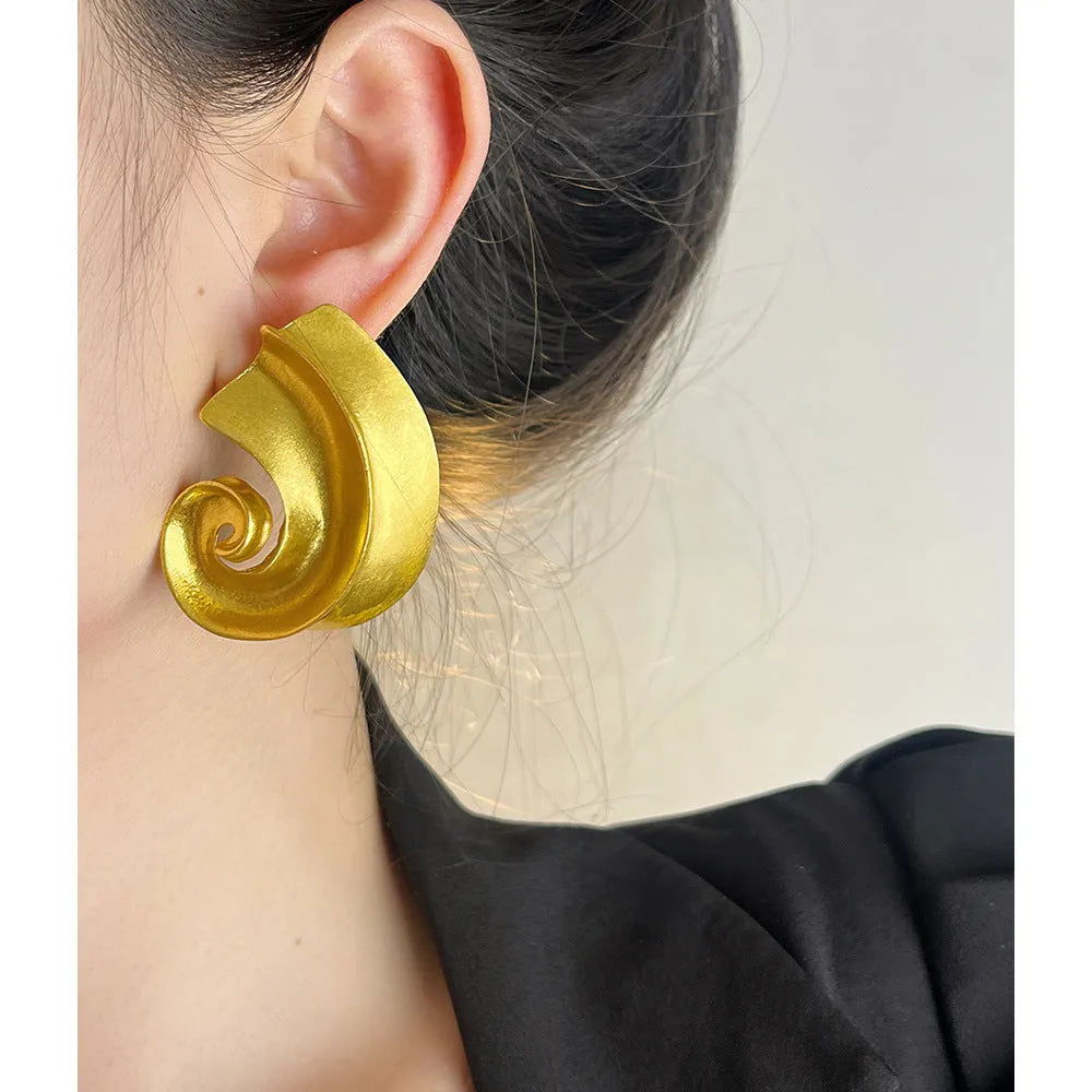 Retro geometric ear studs in gold and silver colours with 5cm size and electroplated finish