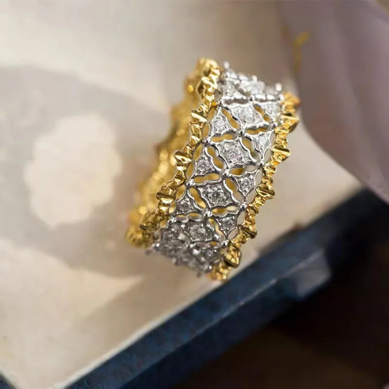 Geometric round two-tone zircon ring in gold colour on a copper base.
