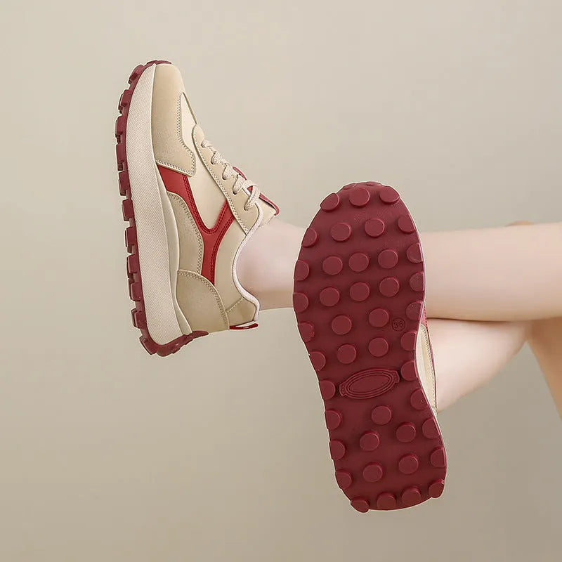 Women's low-top platform running shoes in card black with lace-up front and rubber sole