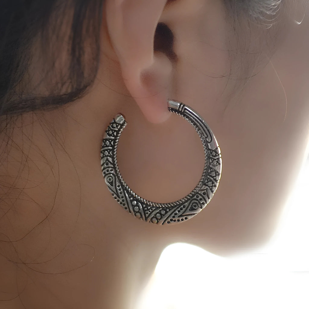 Vintage engraving C-shaped alloy earrings in bronze and silver colour options