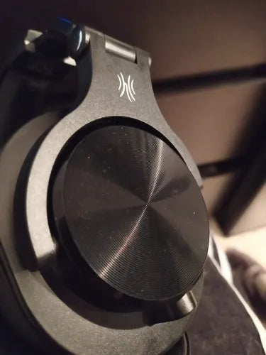 OneOdio over-ear studio headphones with 40mm drivers in black and red colour options