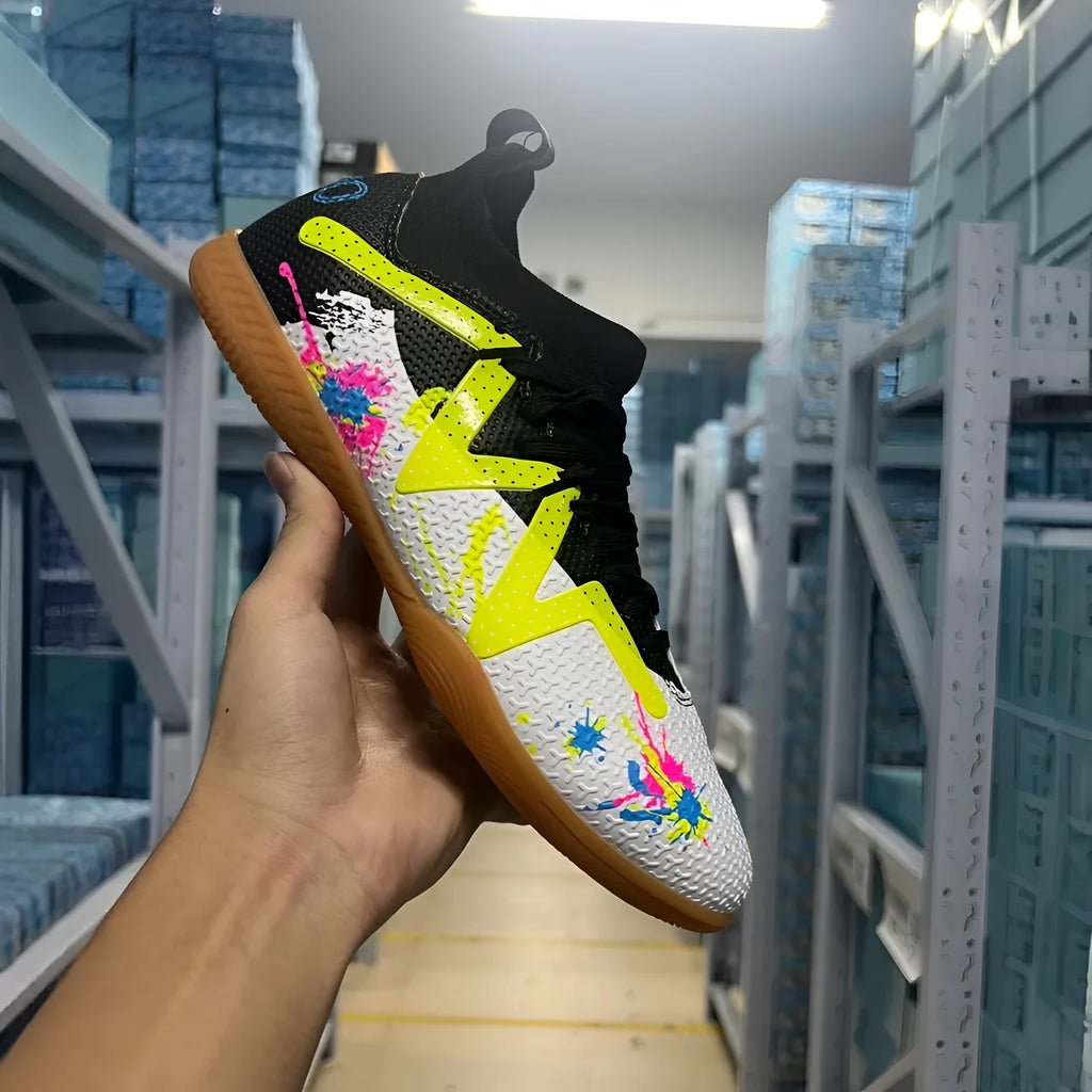 Low-top football trainers with detachable spike studs in black and yellow colourway.