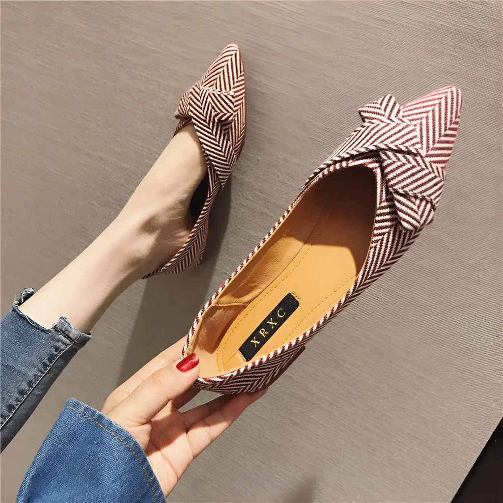 Women's pointed-toe shallow-cut single shoes in black or red colours with cotton uppers and low flat heels