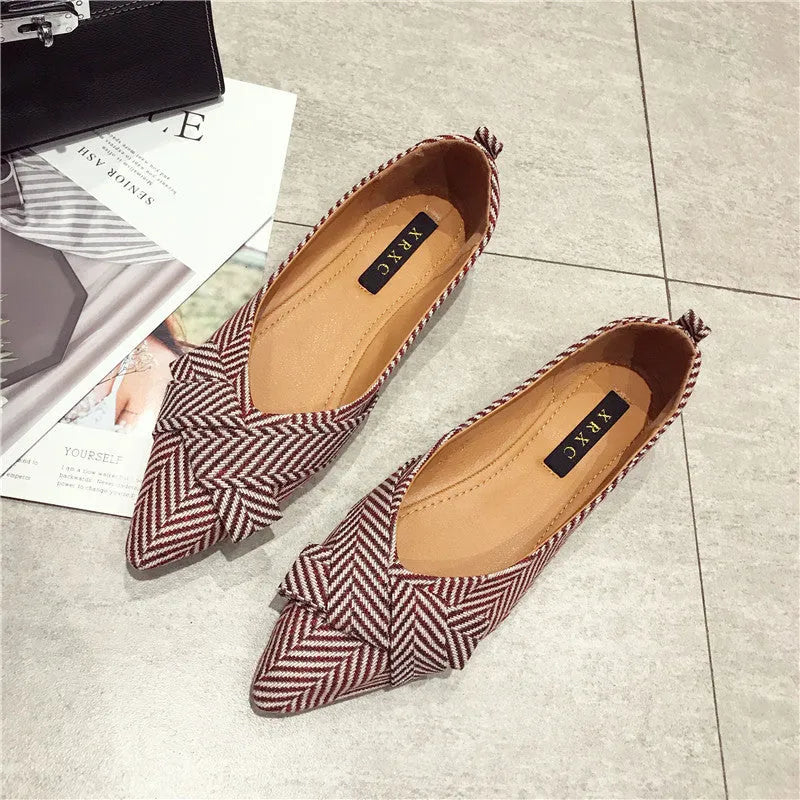 Women's pointed-toe shallow-cut single shoes in black or red colours with cotton uppers and low flat heels