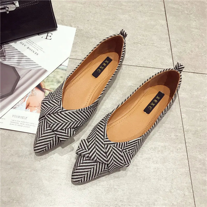Women's pointed-toe shallow-cut single shoes in black or red colours with cotton uppers and low flat heels