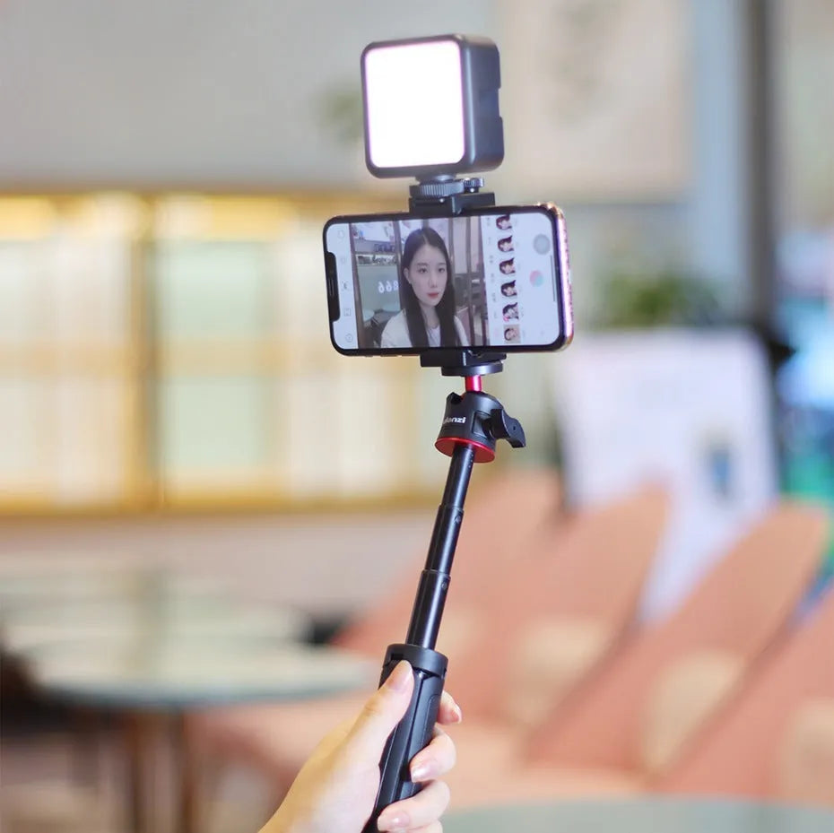 Combo 8 vlog bracket set with integrated fill light for mobile phones.