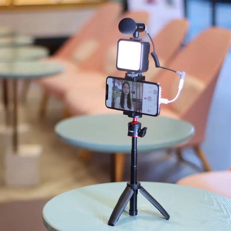 Combo 8 vlog bracket set with integrated fill light for mobile phones.