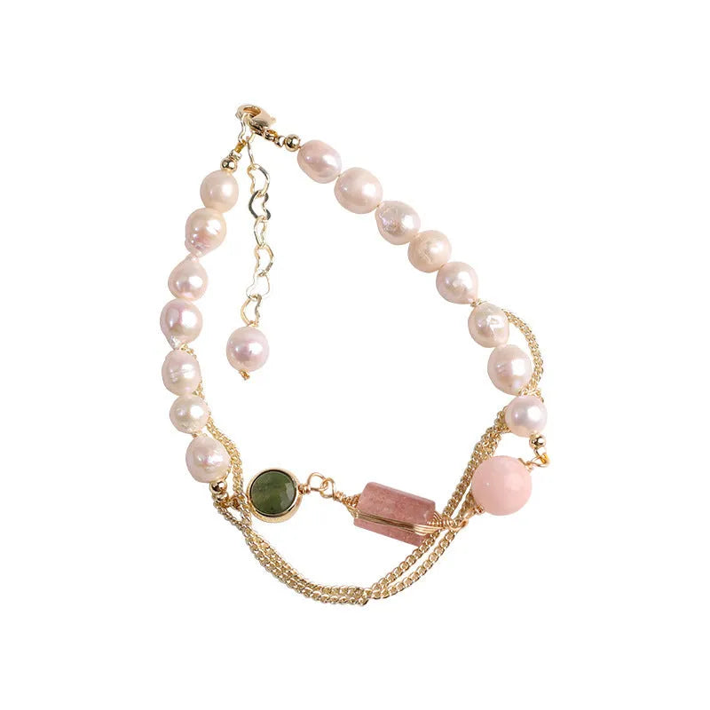 Pink women's bracelet with freshwater pearls and a geometric strawberry crystal charm, model UG309.