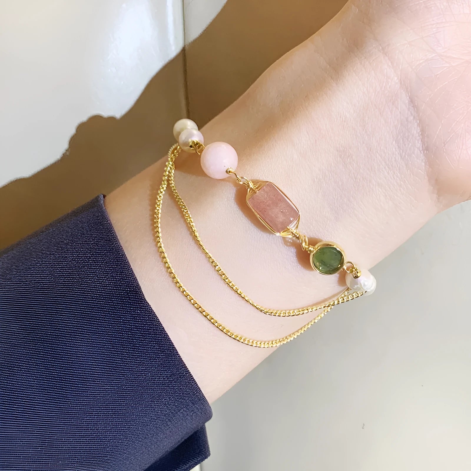 Pink women's bracelet with freshwater pearls and a geometric strawberry crystal charm, model UG309.