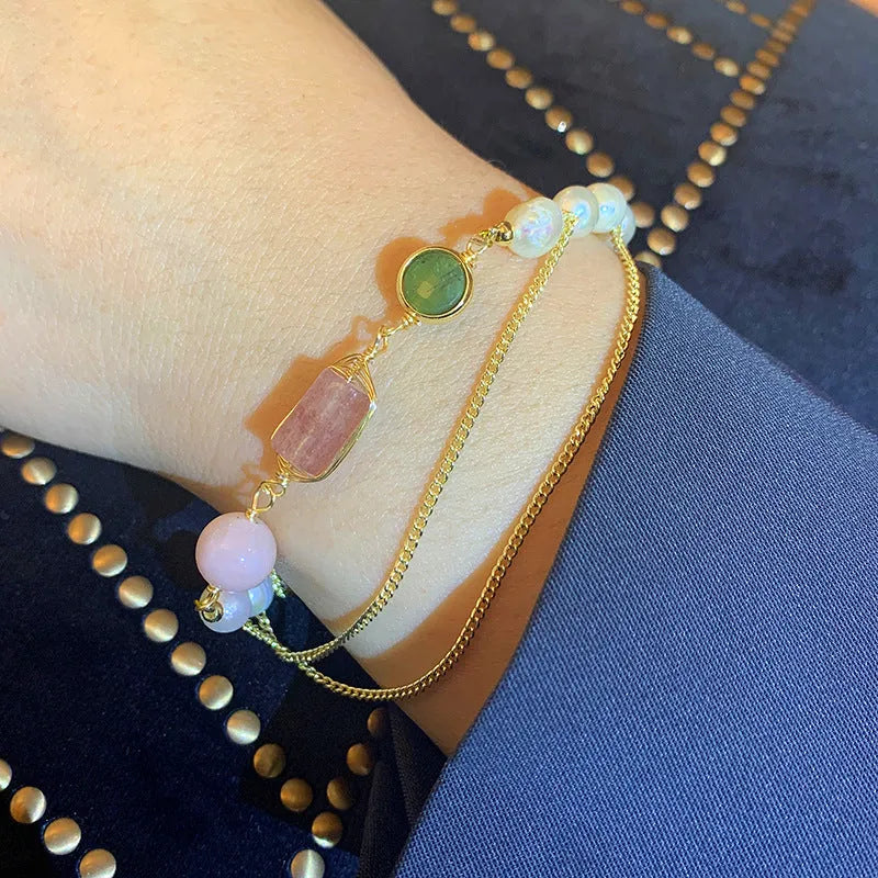 Pink women's bracelet with freshwater pearls and a geometric strawberry crystal charm, model UG309.