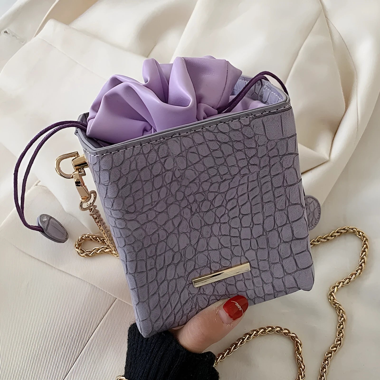 Small Korean-style women's shoulder bag with chain strap and drawstring closure in six colour options