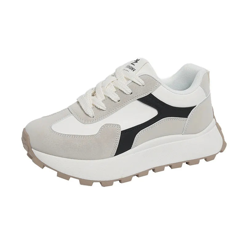 Women's low-top platform running shoes in card black with lace-up front and rubber sole