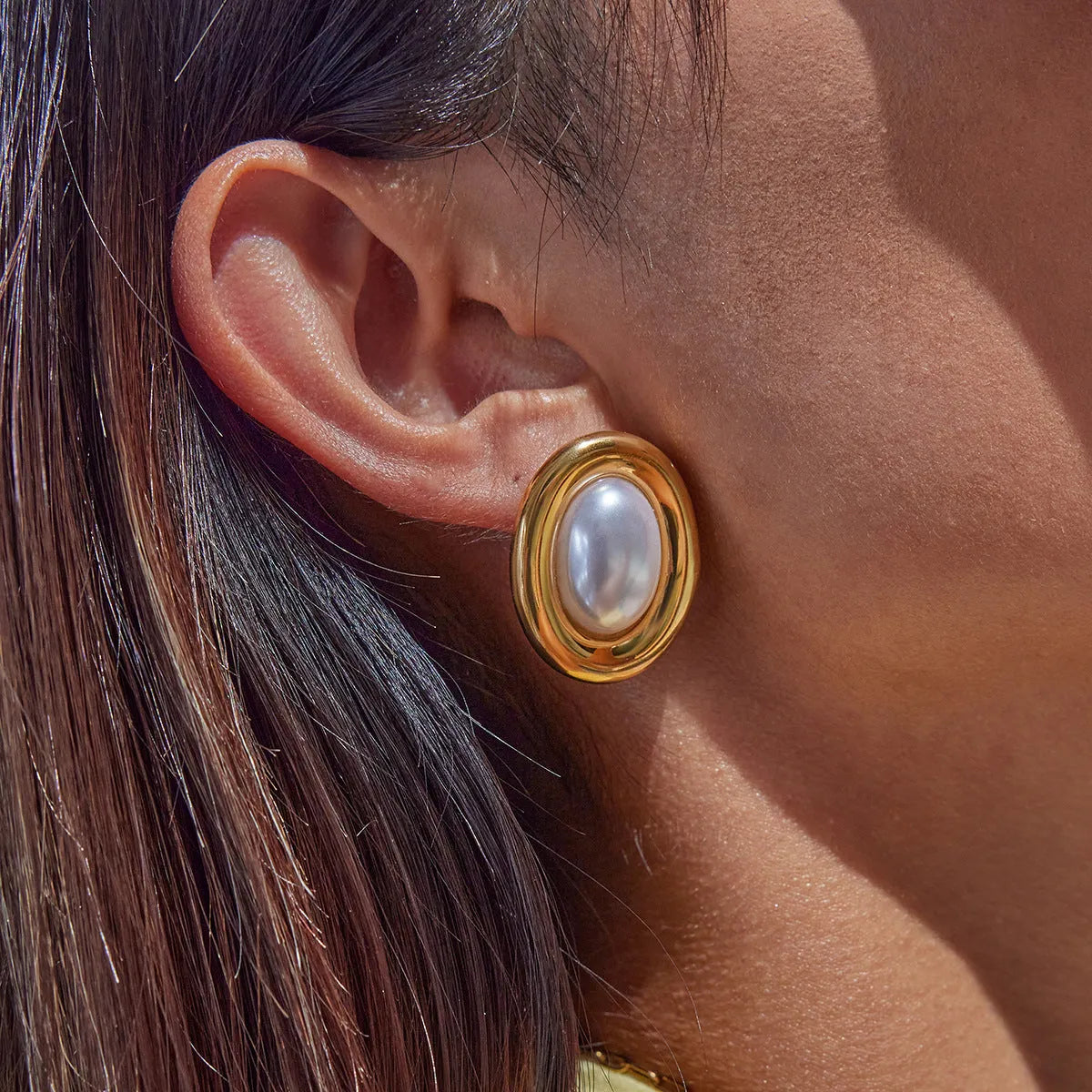 Stainless steel vintage pearl stud earrings for women with electroplated fade-resistant finish