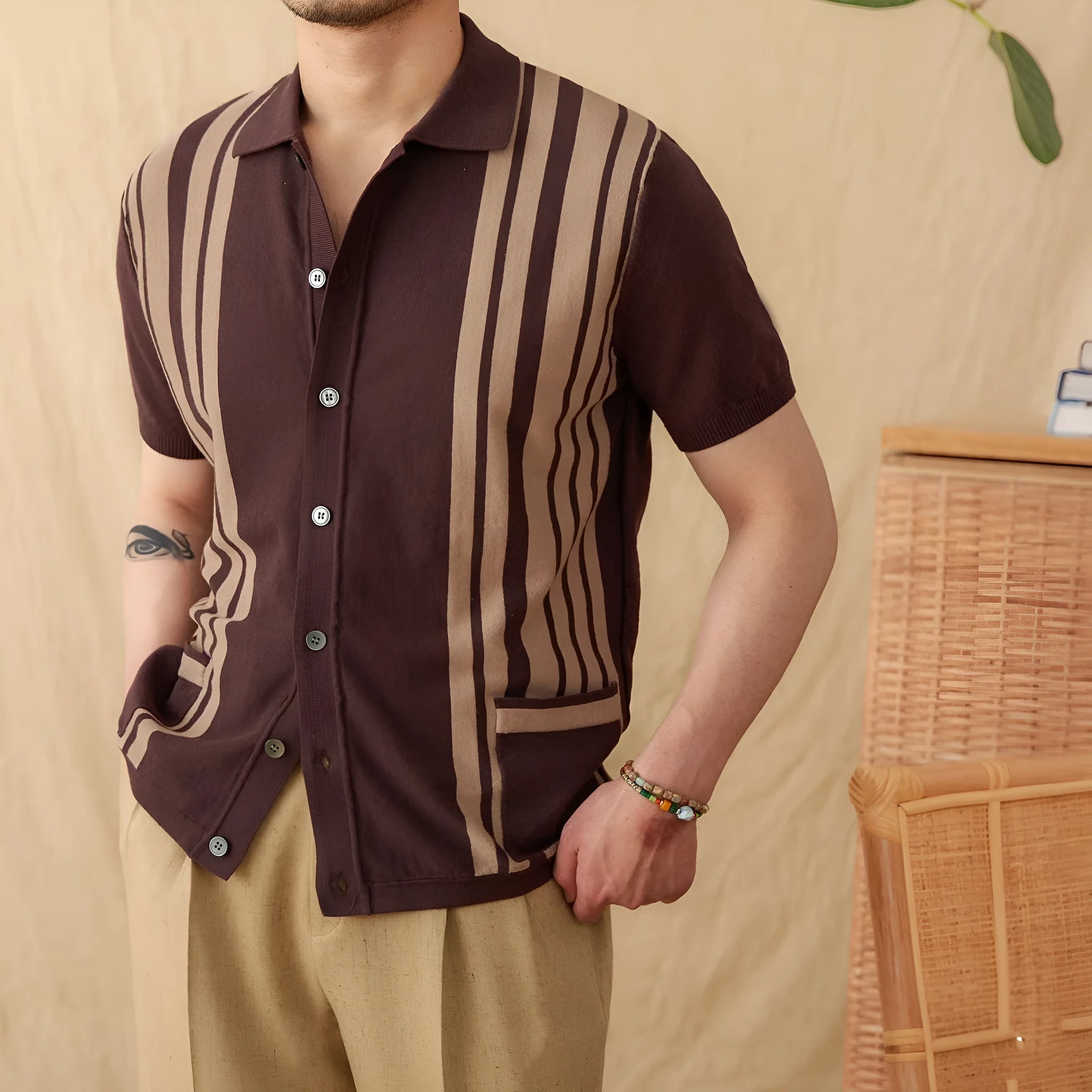 Short-sleeved striped knitted polo cardigan in light blue with a lapel collar.