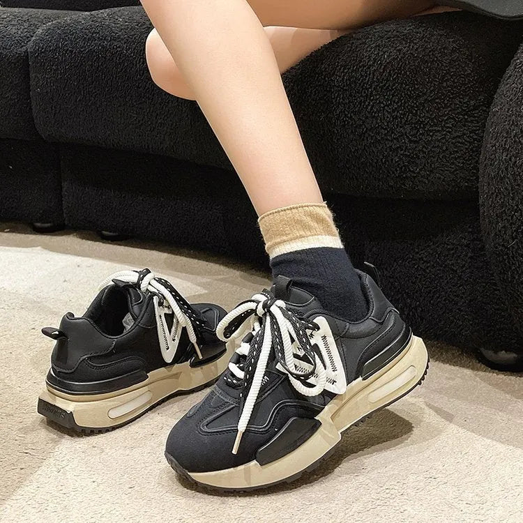 Retro platform sports shoes in black or khaki red with round toe and lace-up front