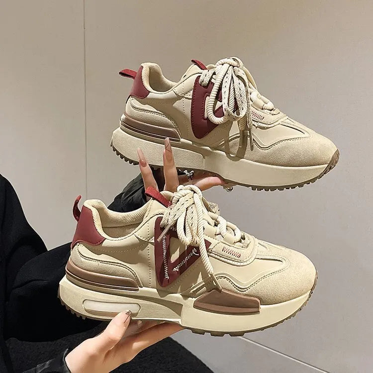 Retro platform sports shoes in black or khaki red with round toe and lace-up front