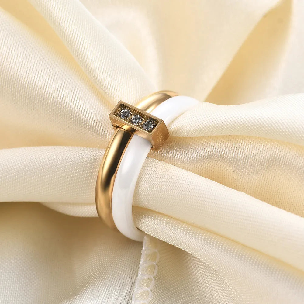 Women's geometric ceramic ring with glossy stitching and inlaid zirconium, in steel black or gold white.
