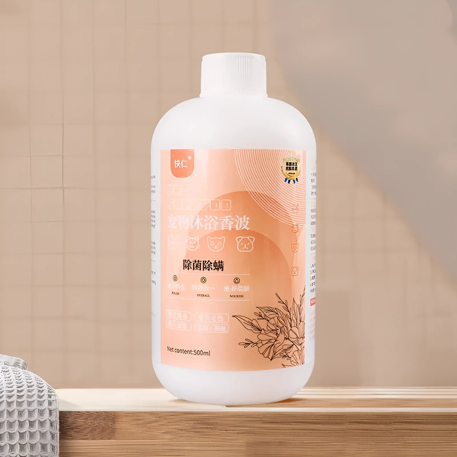 500ml bottle of antibacterial pet shower gel with anti-mite and anti-itching formula for dogs and cats