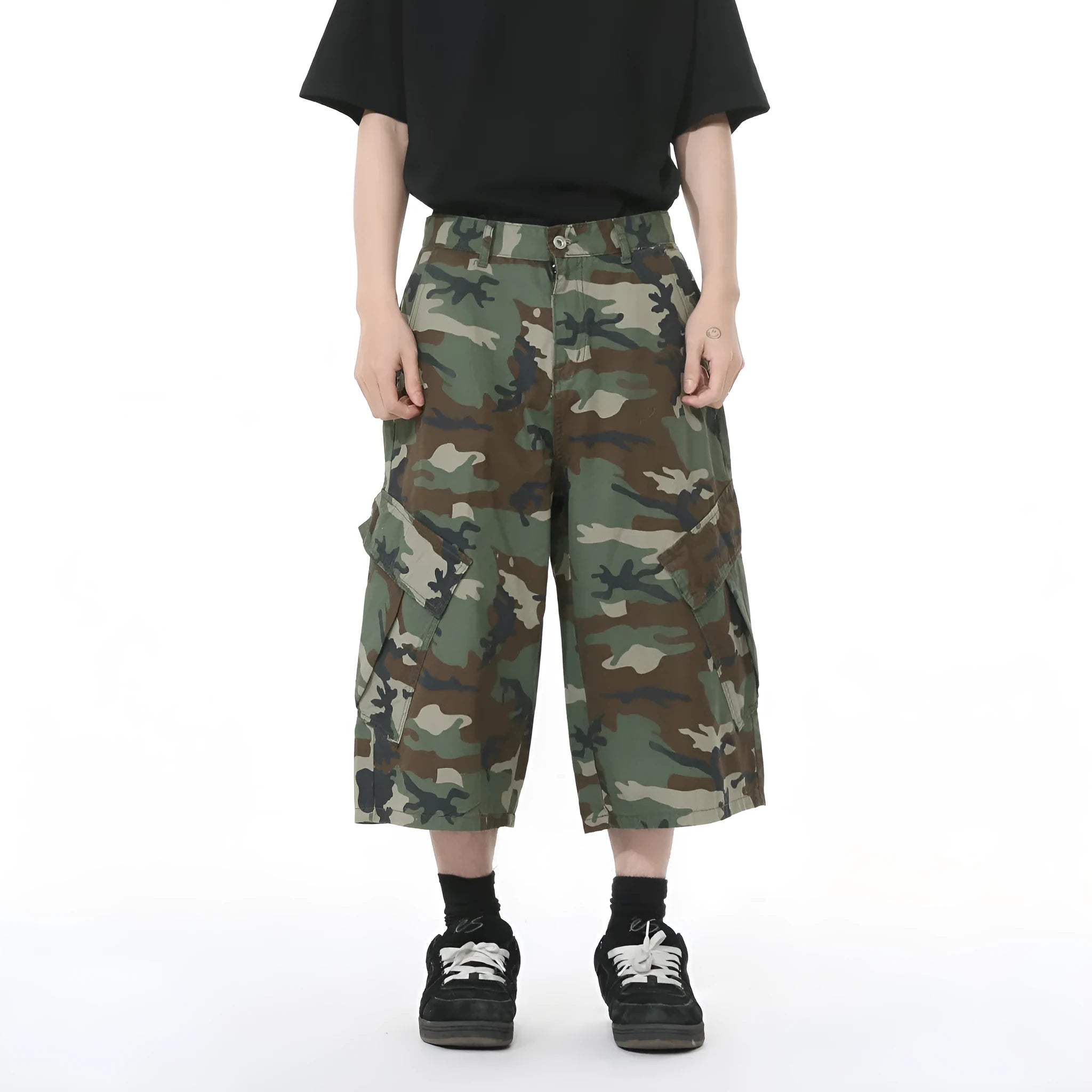 Men's cotton camouflage jeans with wide loose legs, cropped length and large side pockets