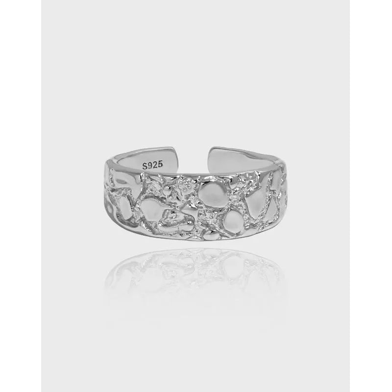 Silver ring with hammered texture and adjustable opening in white gold colour