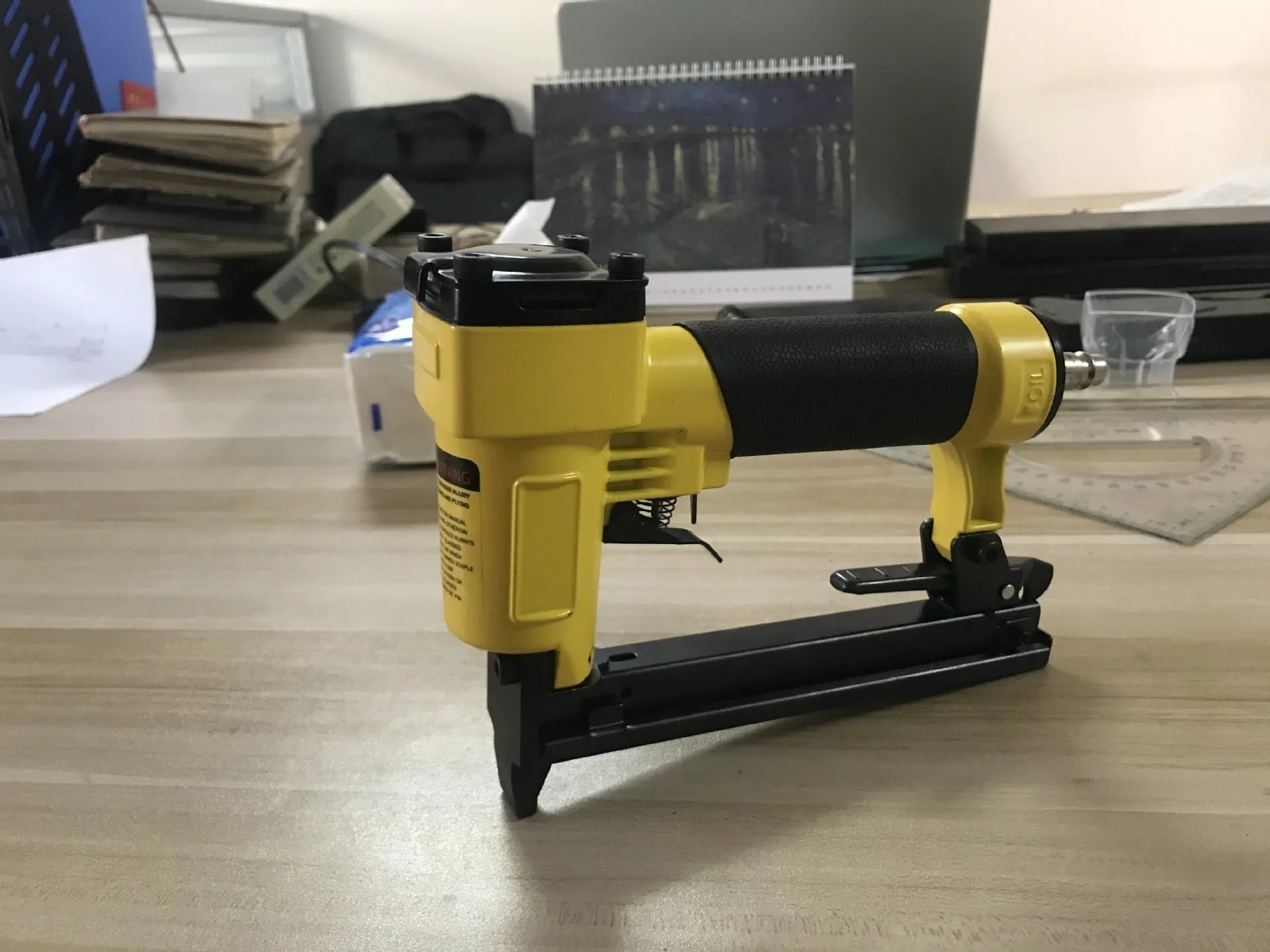 Blue U-type pneumatic strip nail gun with American connector for furniture and decoration work