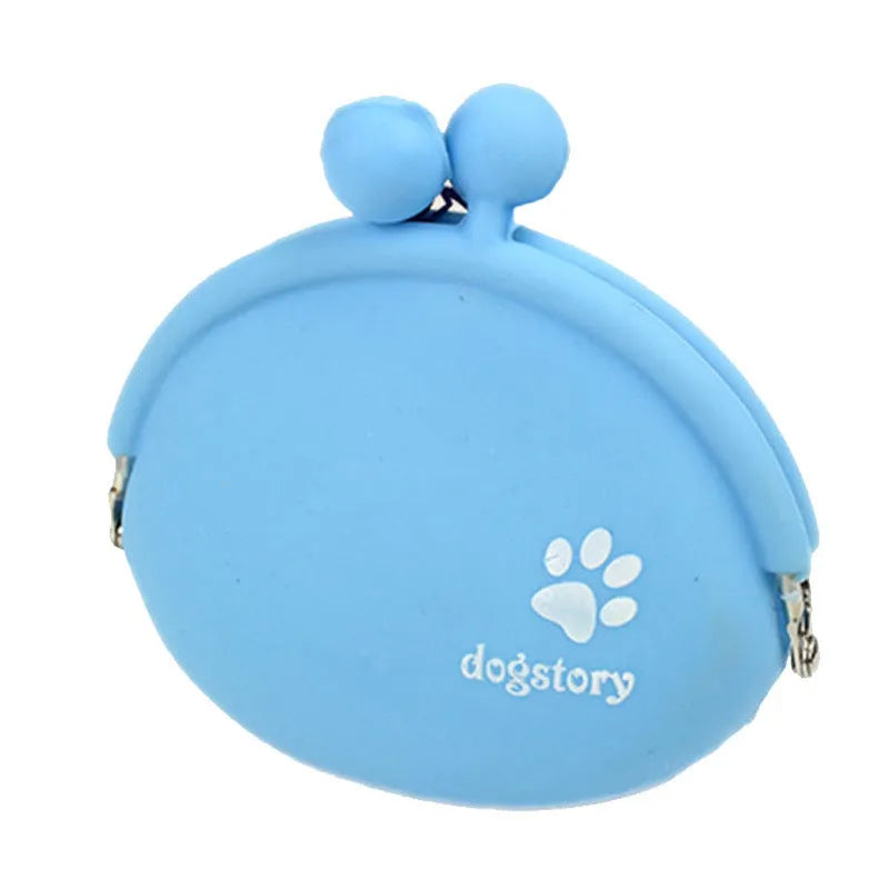 Silicone pet training treat pouch with hook-and-loop closure measuring 9 by 9.5 centimetres