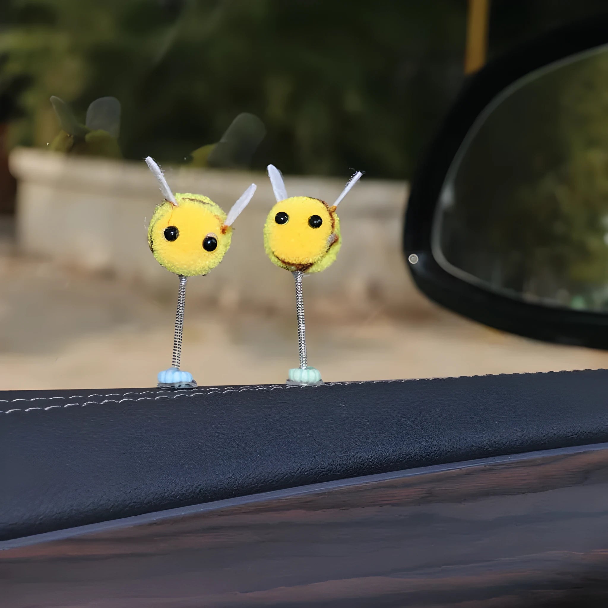 Cartoon bee car decoration ornament with furry ball material measuring 3x3cm