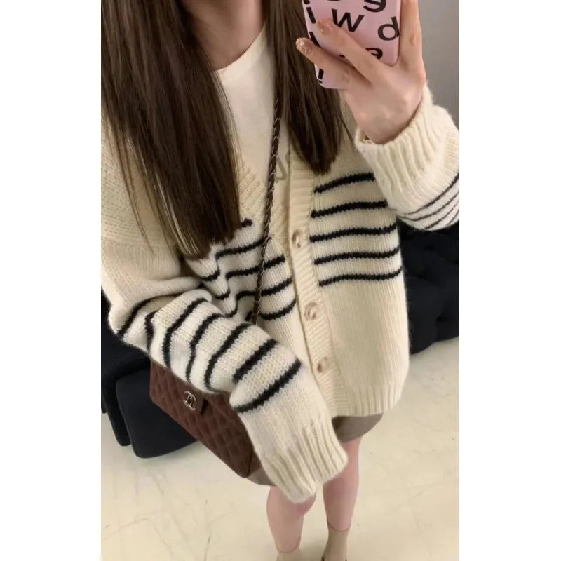 Collar button cardigan sweater with 3D pattern in autumn colour