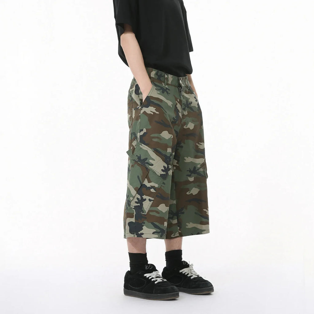 Men's cotton camouflage jeans with wide loose legs, cropped length and large side pockets