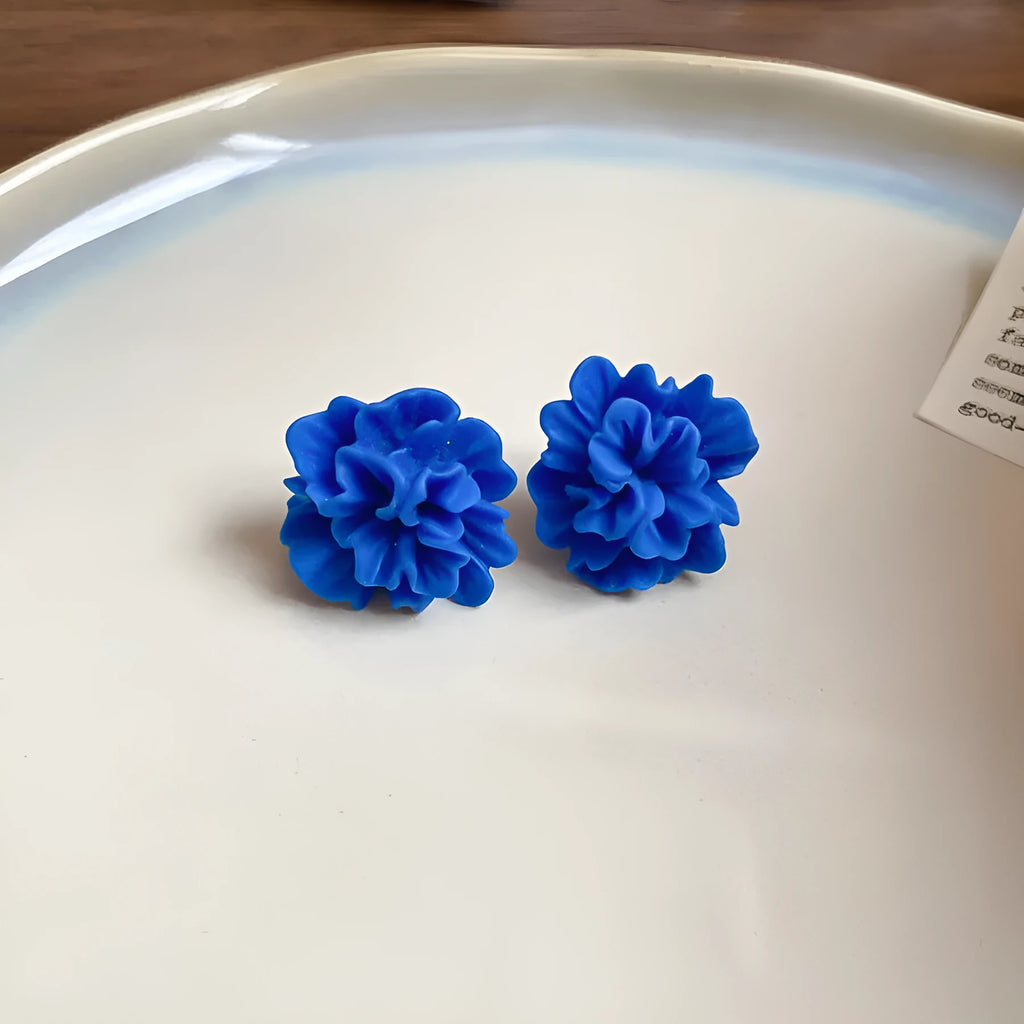 Geometric cloth hoop earrings with blue resin flower detail and manual processing