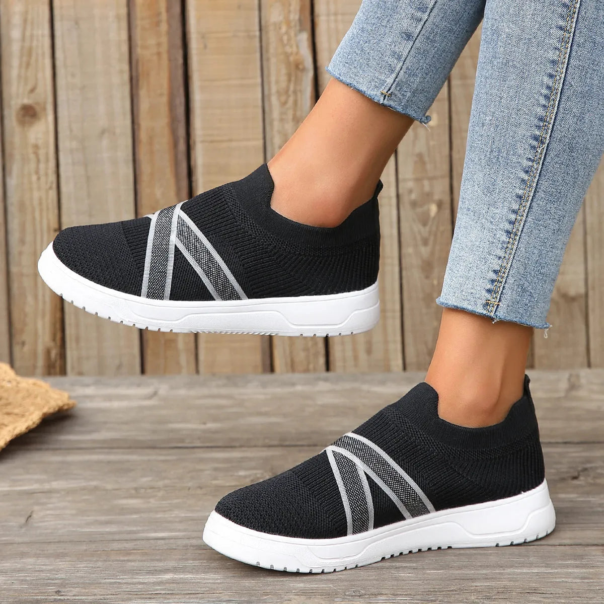 Black women's flat shoes with flyknit mesh upper and rubber sole