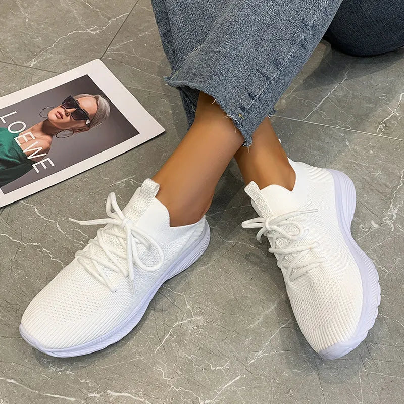 Women's mesh running shoes in creamy white with flyknit upper and English muffin heel detail