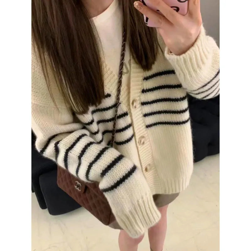Collar button cardigan sweater with 3D pattern in autumn colour