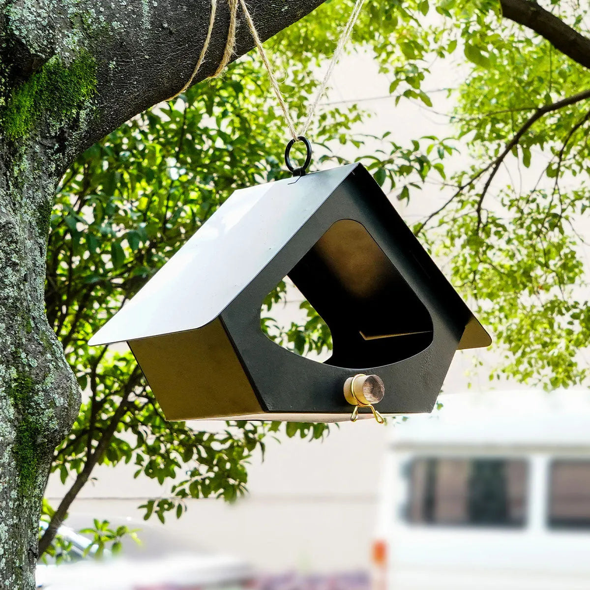 European-style iron bird food house with rain protection in modern minimalist design for outdoor garden decoration