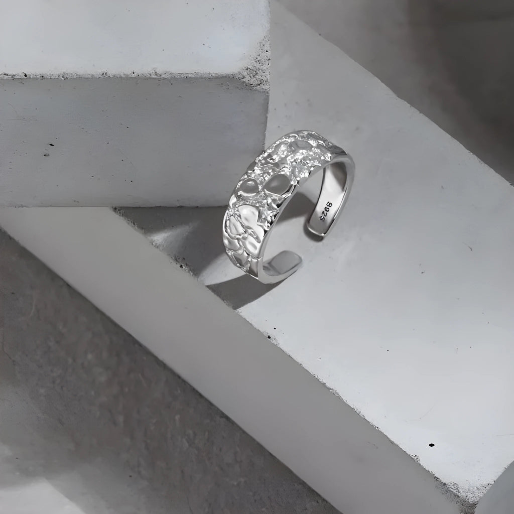 Silver ring with hammered texture and adjustable opening in white gold colour