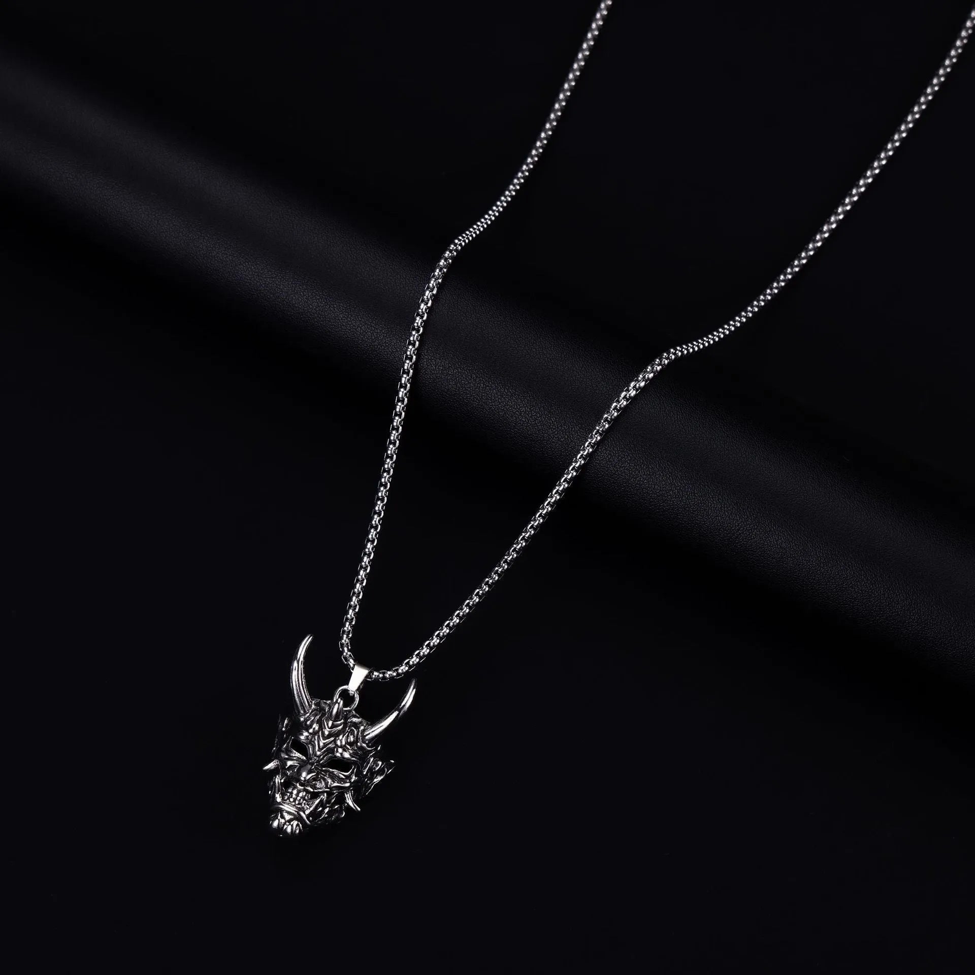 Men's vintage silver necklace with substantial zinc alloy pendant measuring 40mm