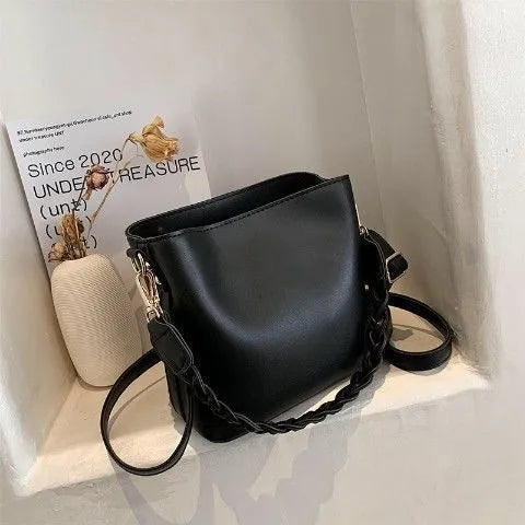 Retro one-shoulder crossbody bucket bag with weaving detail in khaki colour.