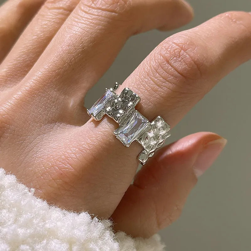 Open geometric zircon ring in silver colour with retro three-dimensional decoration