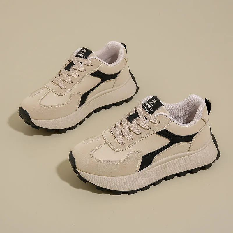 Women's low-top platform running shoes in card black with lace-up front and rubber sole