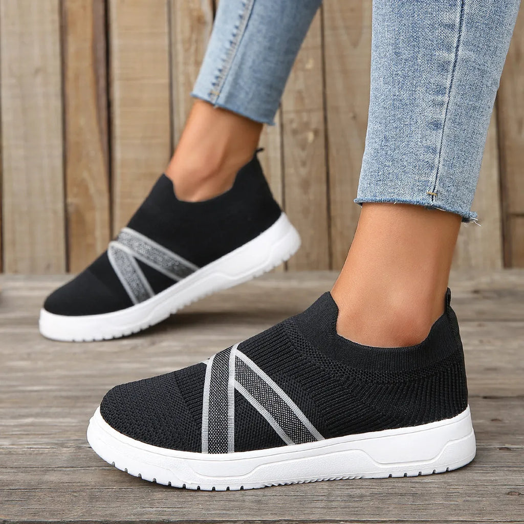 Black women's flat shoes with flyknit mesh upper and rubber sole