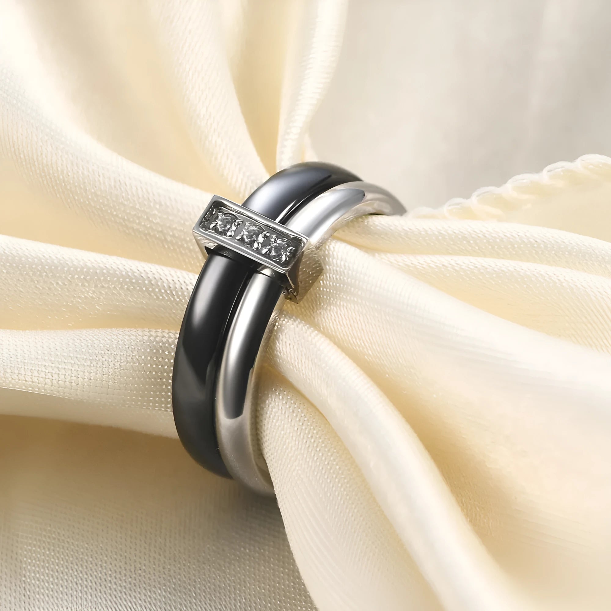 Women's geometric ceramic ring with glossy stitching and inlaid zirconium, in steel black or gold white.
