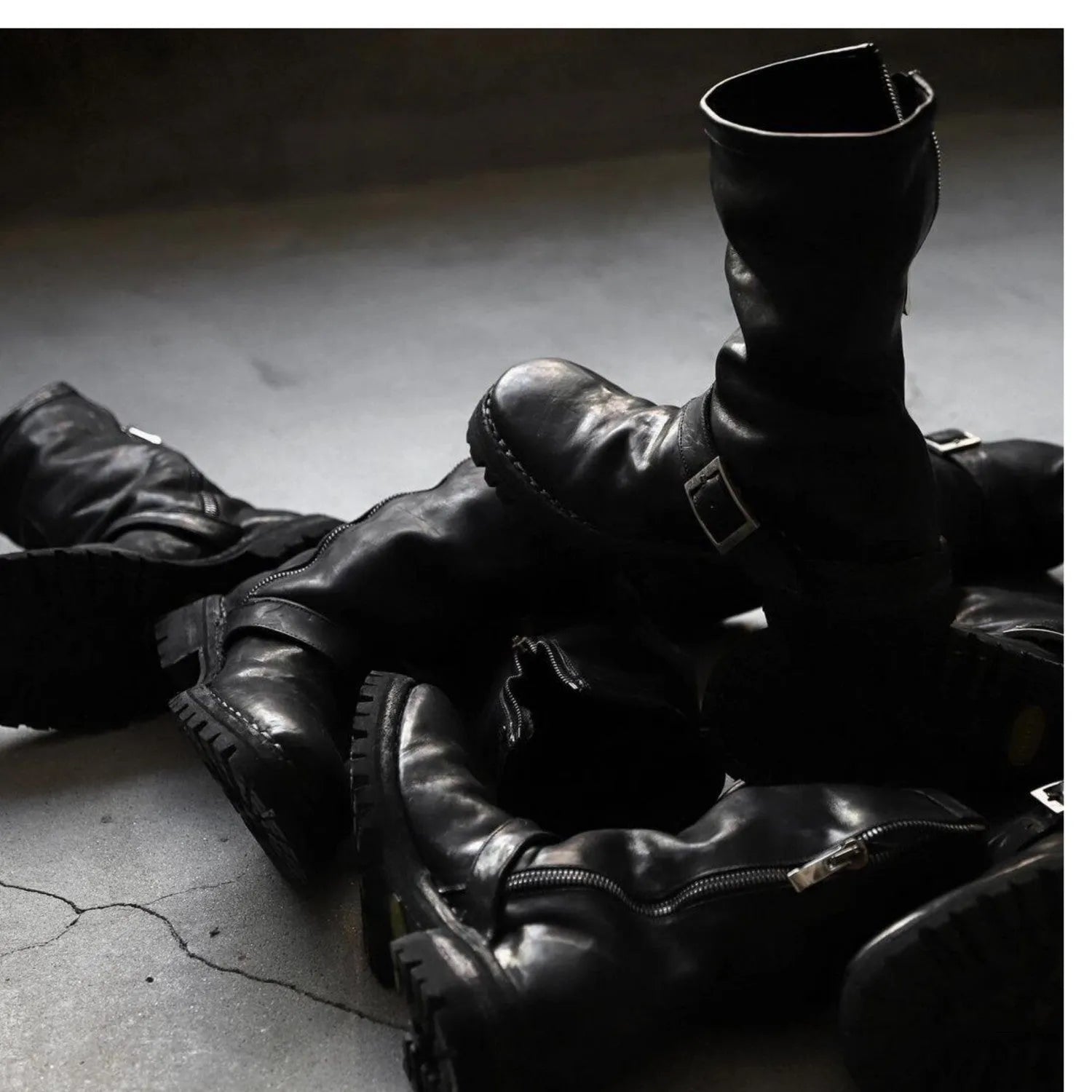 Men's black retro Martin boots with side zipper and round toe on microfibre upper