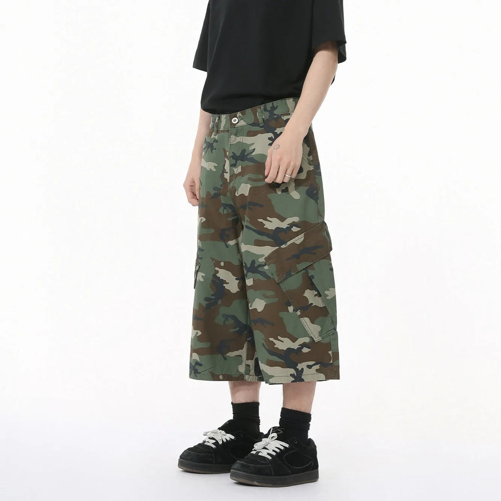 Men's cotton camouflage jeans with wide loose legs, cropped length and large side pockets