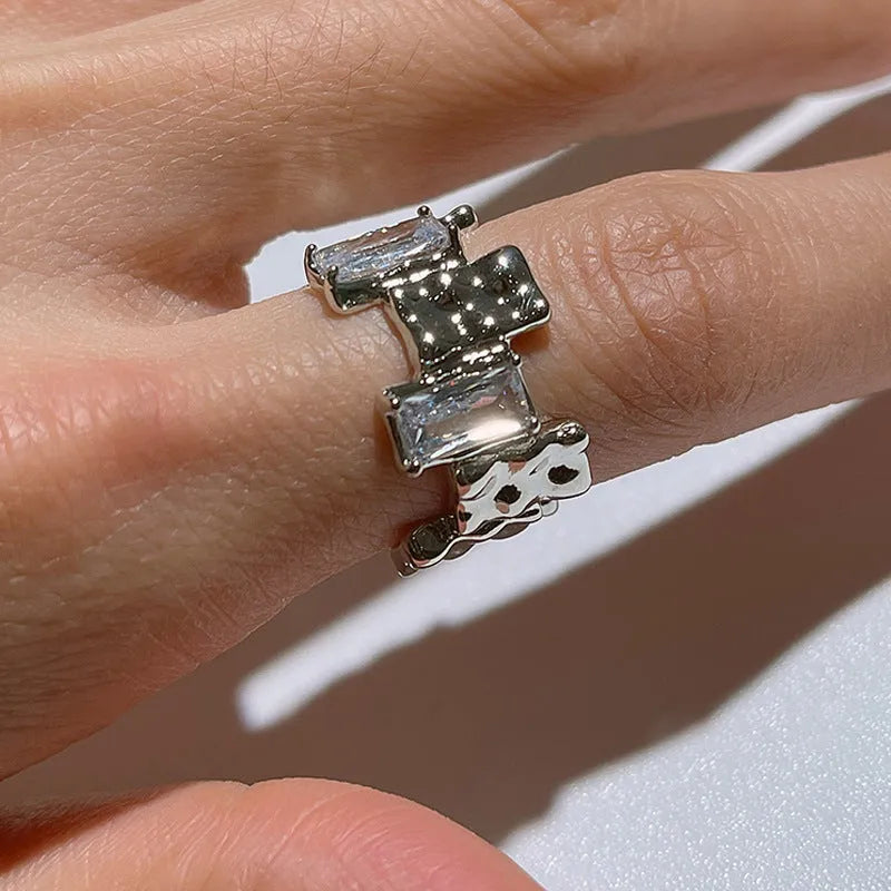 Open geometric zircon ring in silver colour with retro three-dimensional decoration