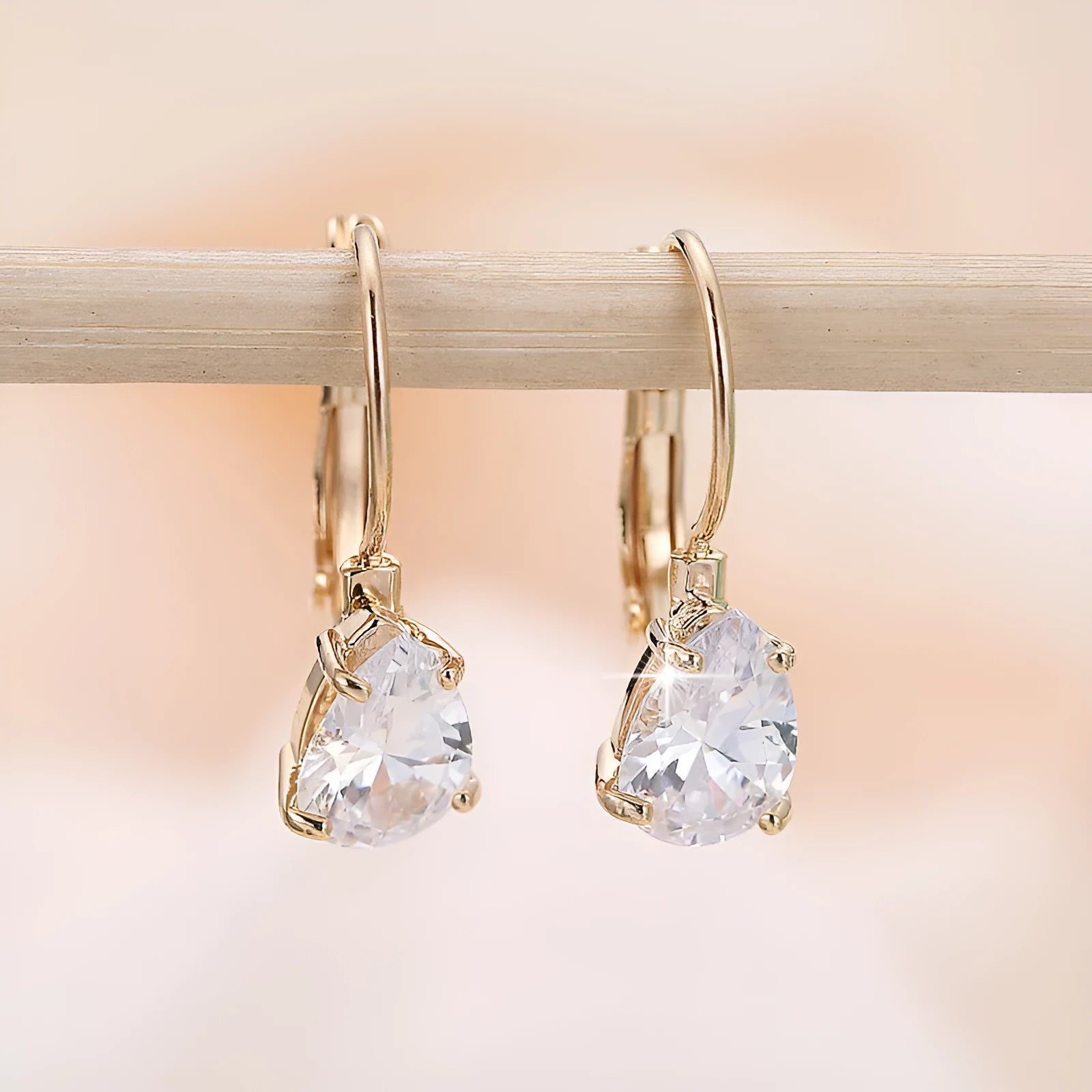 Drop-shaped women's fashion earrings with gold or platinum plating on a copper base.