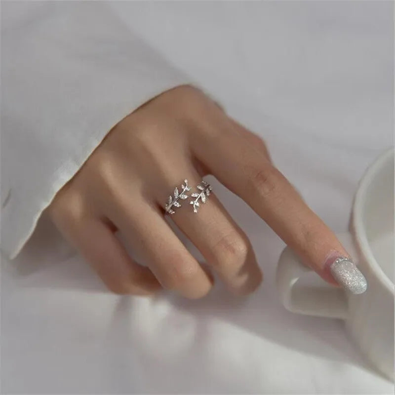 Leaf-shaped copper electroplated branch ring for women in gold or silver colour options