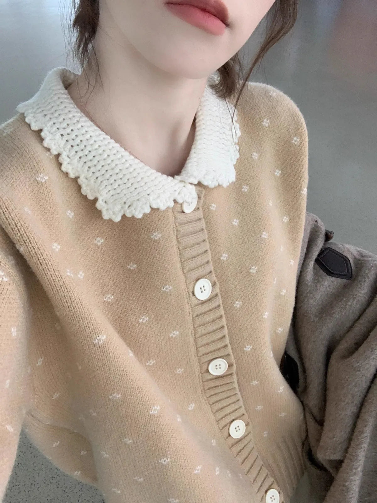 Retro Peter Pan collar knitted cardigan coat in cashmere blend fabric, floral pattern.